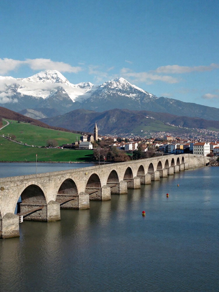 San Vicente de la Barquera with the Picos de Europa behind, Cantabria